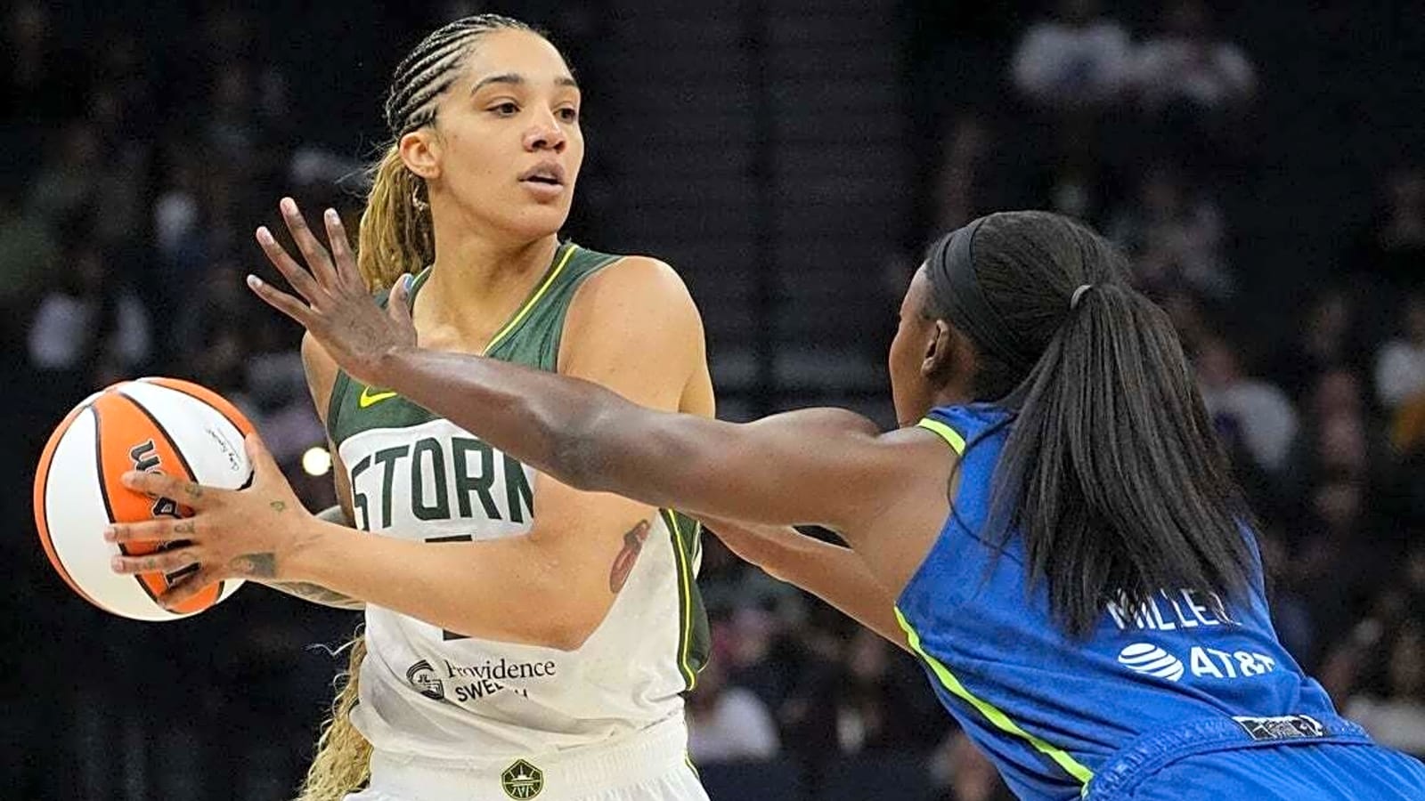Courtney Williams pours in 23 as Lynx hold off Storm to remain undefeated