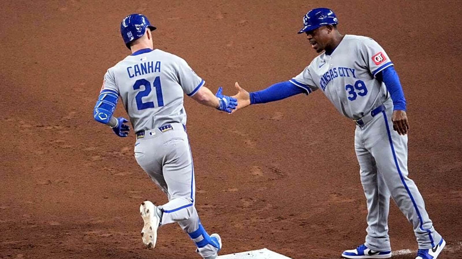 Vinnie Pasquantino&#39;s 2 HRs, 6 RBIs lead Royals past D-backs