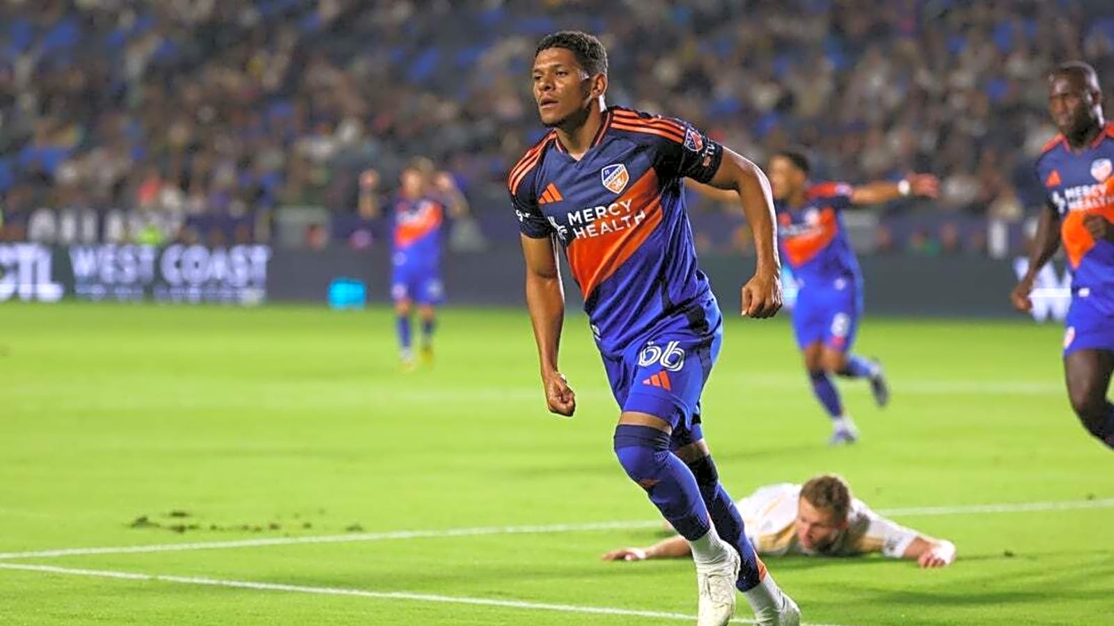 FC Cincinnati edge Galaxy, keep pace in playoff chase