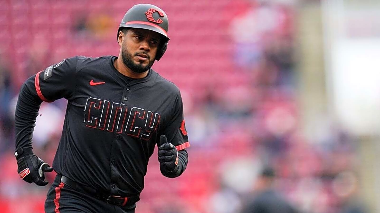 Jeimer Candelario&#39;s homer sparks Reds to win over Pirates