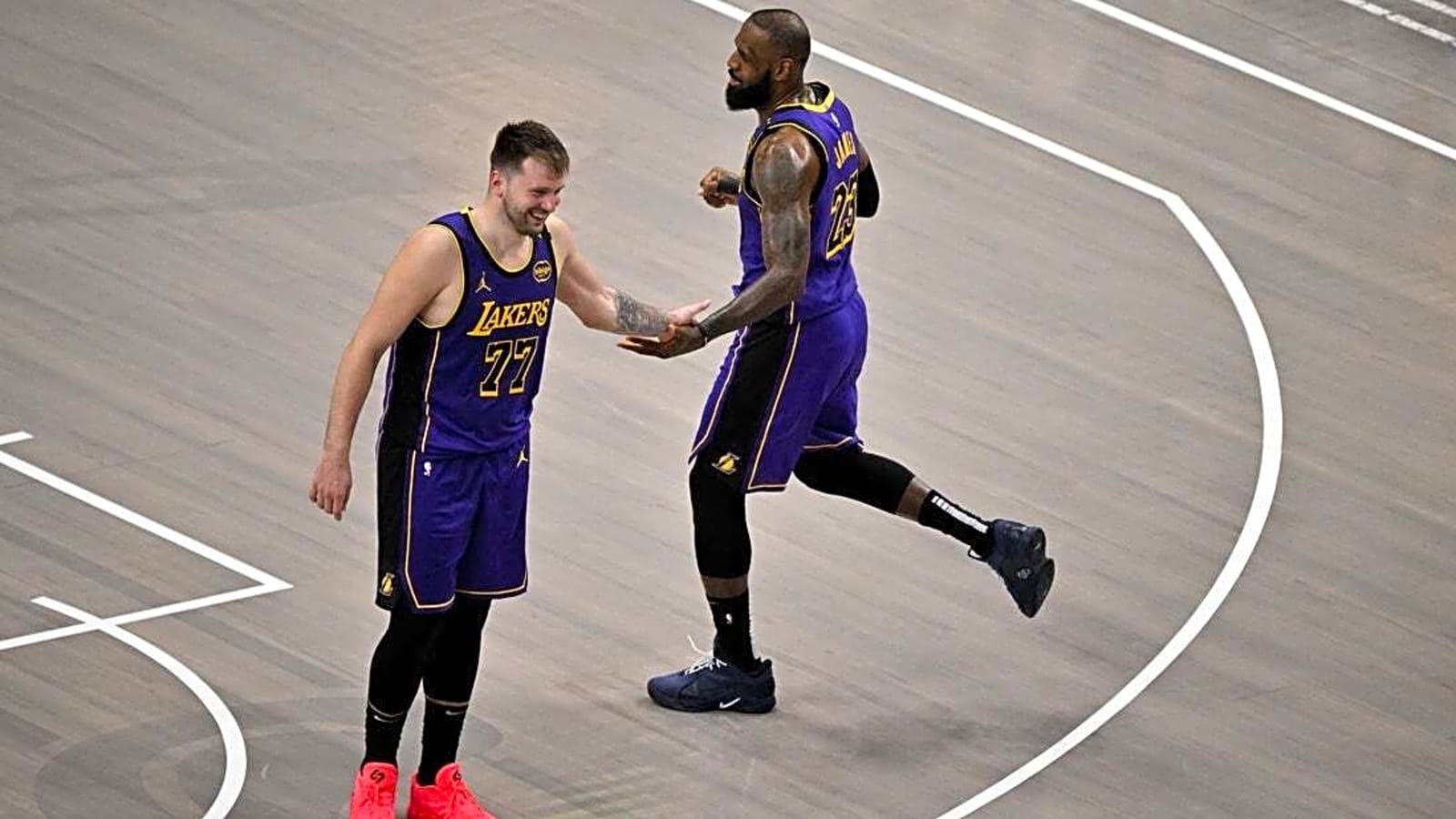 Lakers take aim at No. 3 spot vs. No. 2 seed Rockets