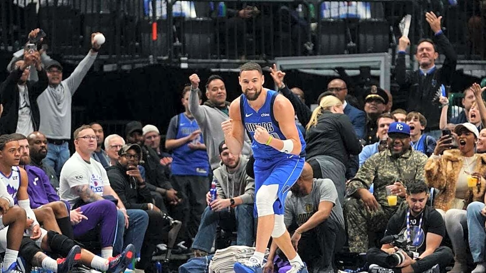 Klay Thompson drains 6 treys as Mavericks thrash Jazz