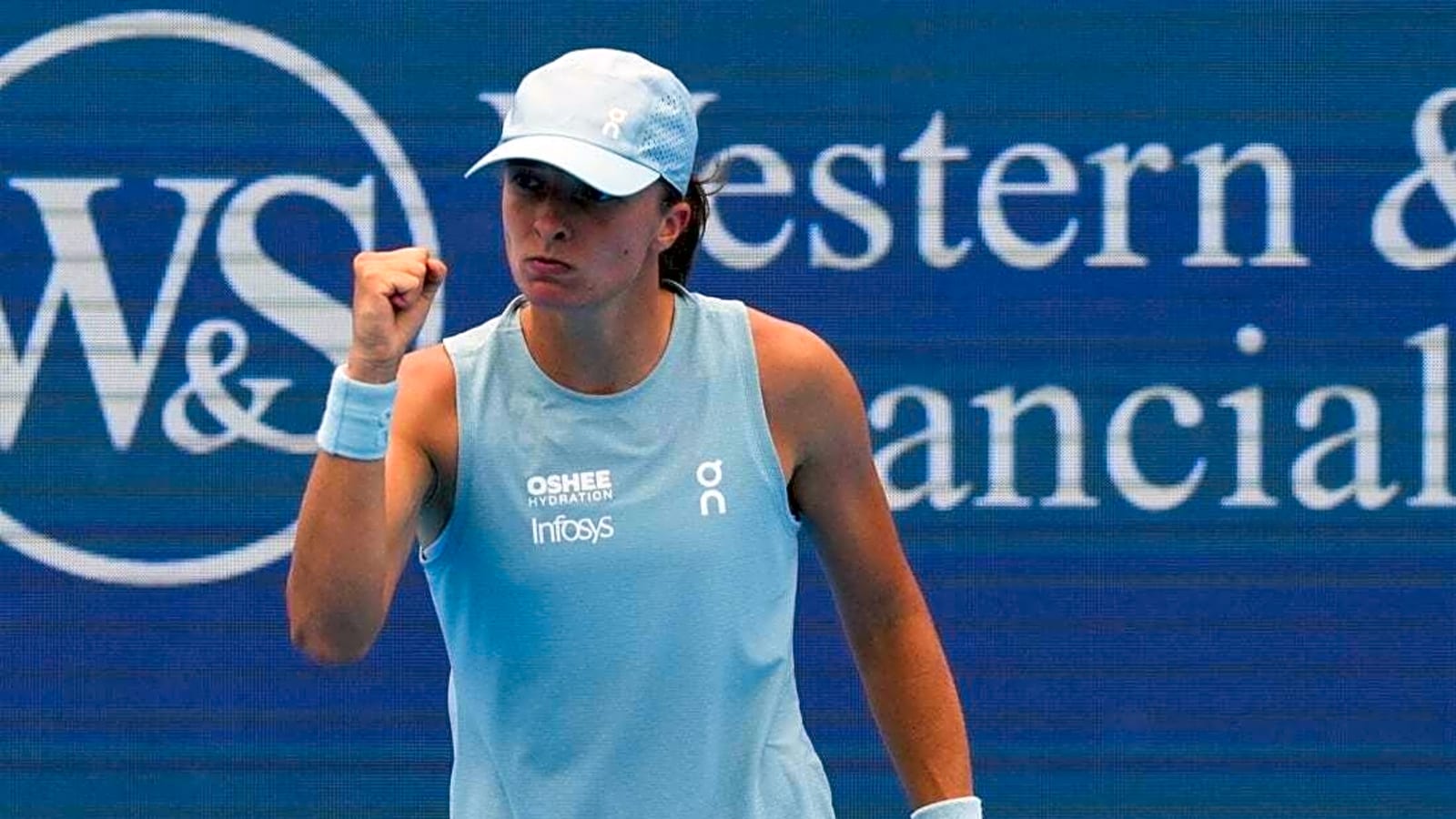 Iga Swiatek runs win streak to 9, reaches Cincinnati quarterfinals