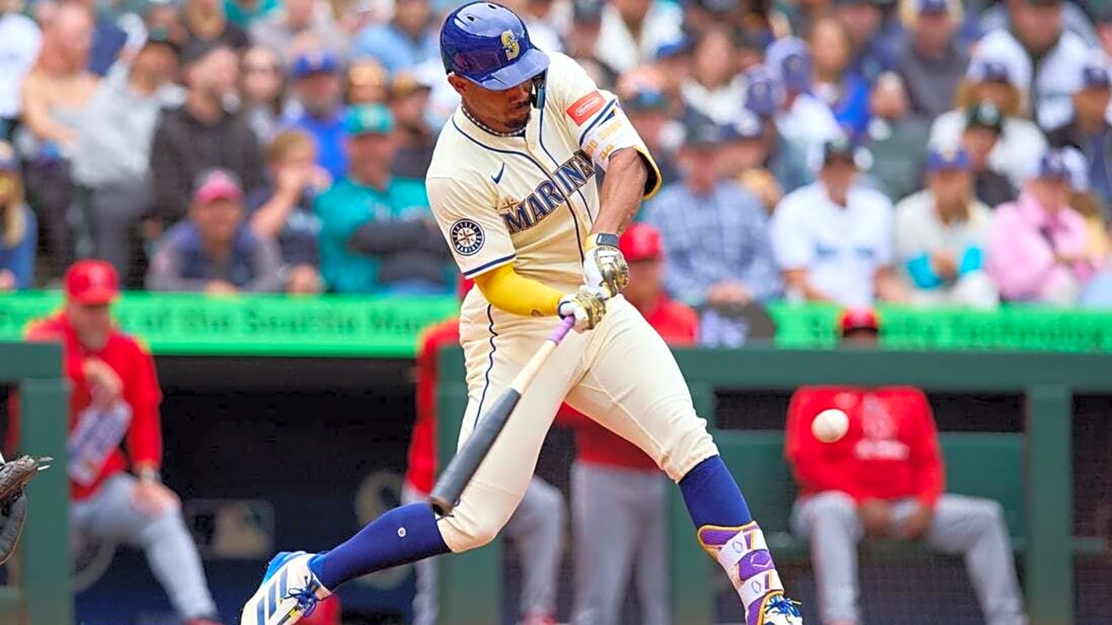 Cal Raleigh ties Mickey Mantle as Mariners clobber Angels for ninth straight win