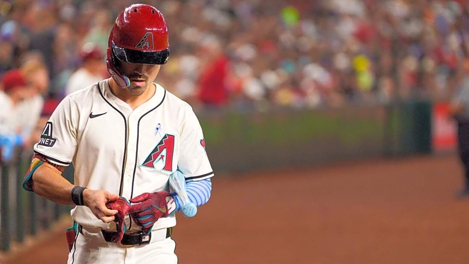 Arizona&#39;s Corbin Carroll has chip fracture in wrist, will go on IL