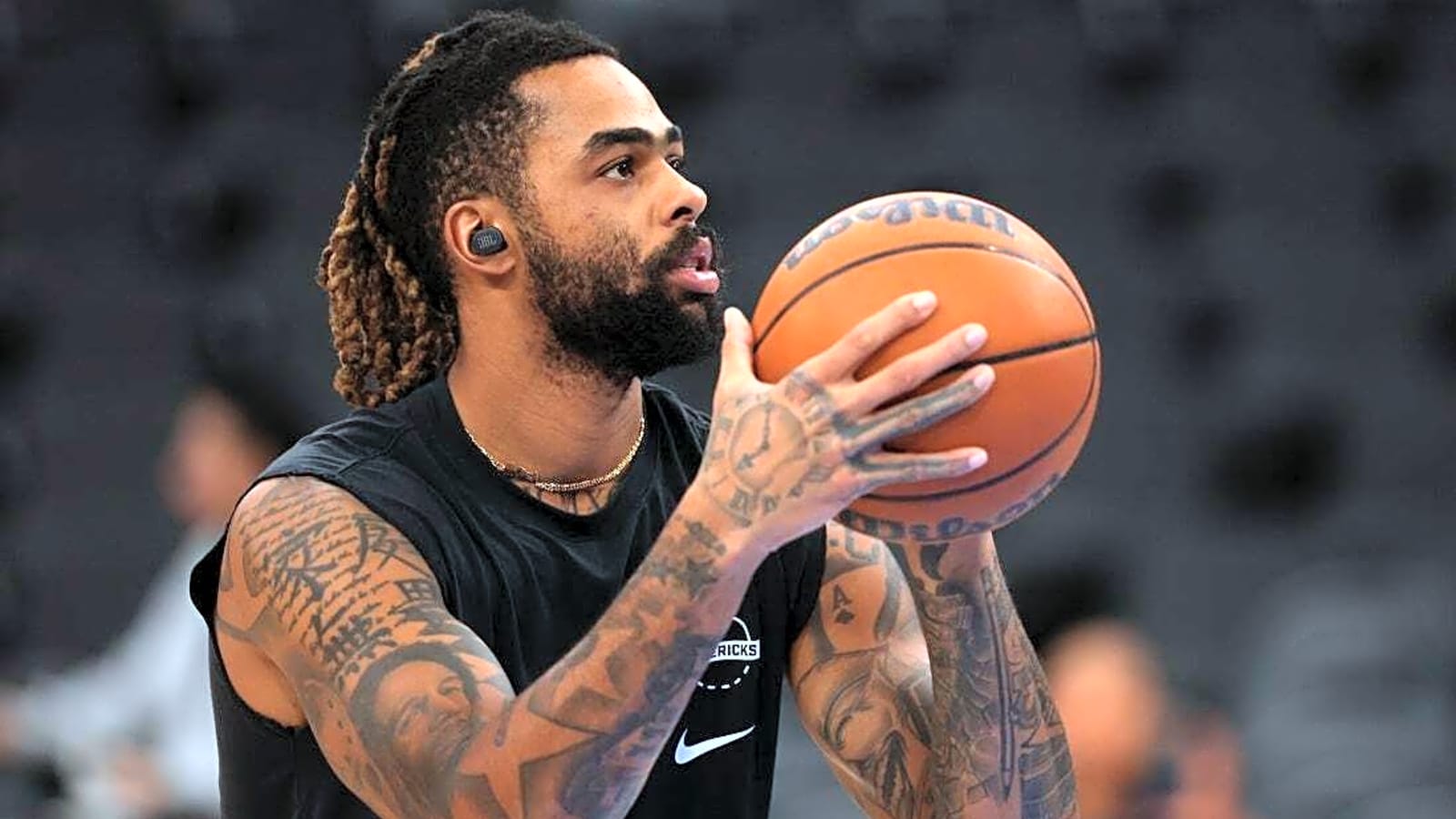 Grizzlies waive D'Angelo Russell, sign Brendan Hausen