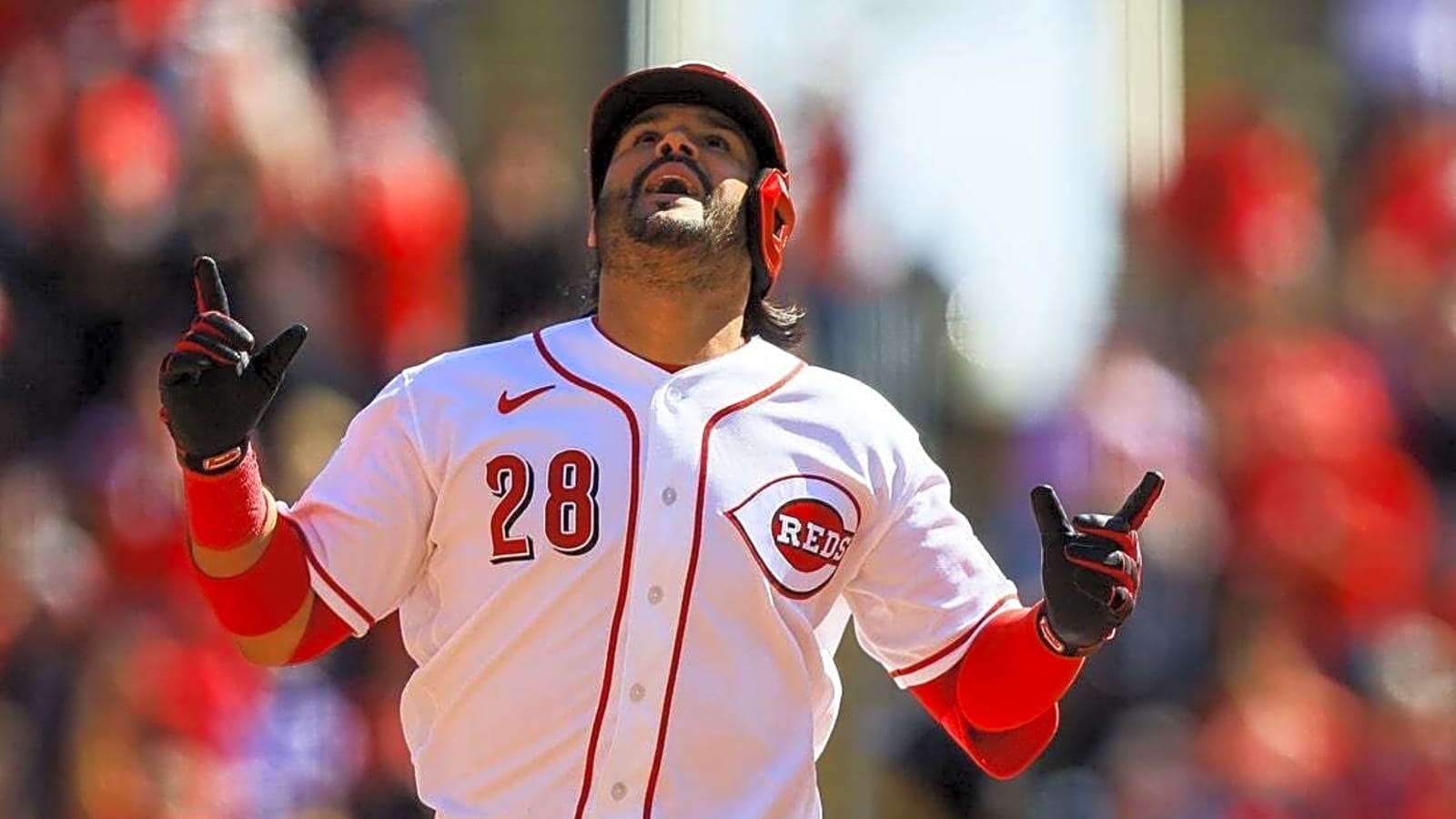 Eugenio Suarez belts 3-run shot to lift Reds over Red Sox