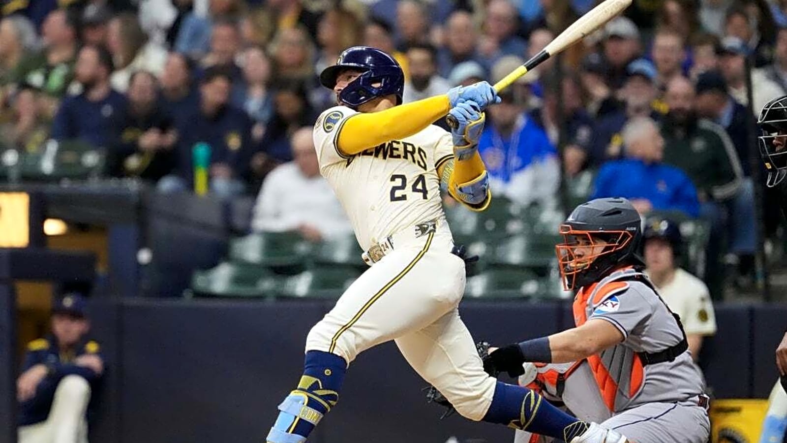 Brewers C William Contreras playing through fractured finger