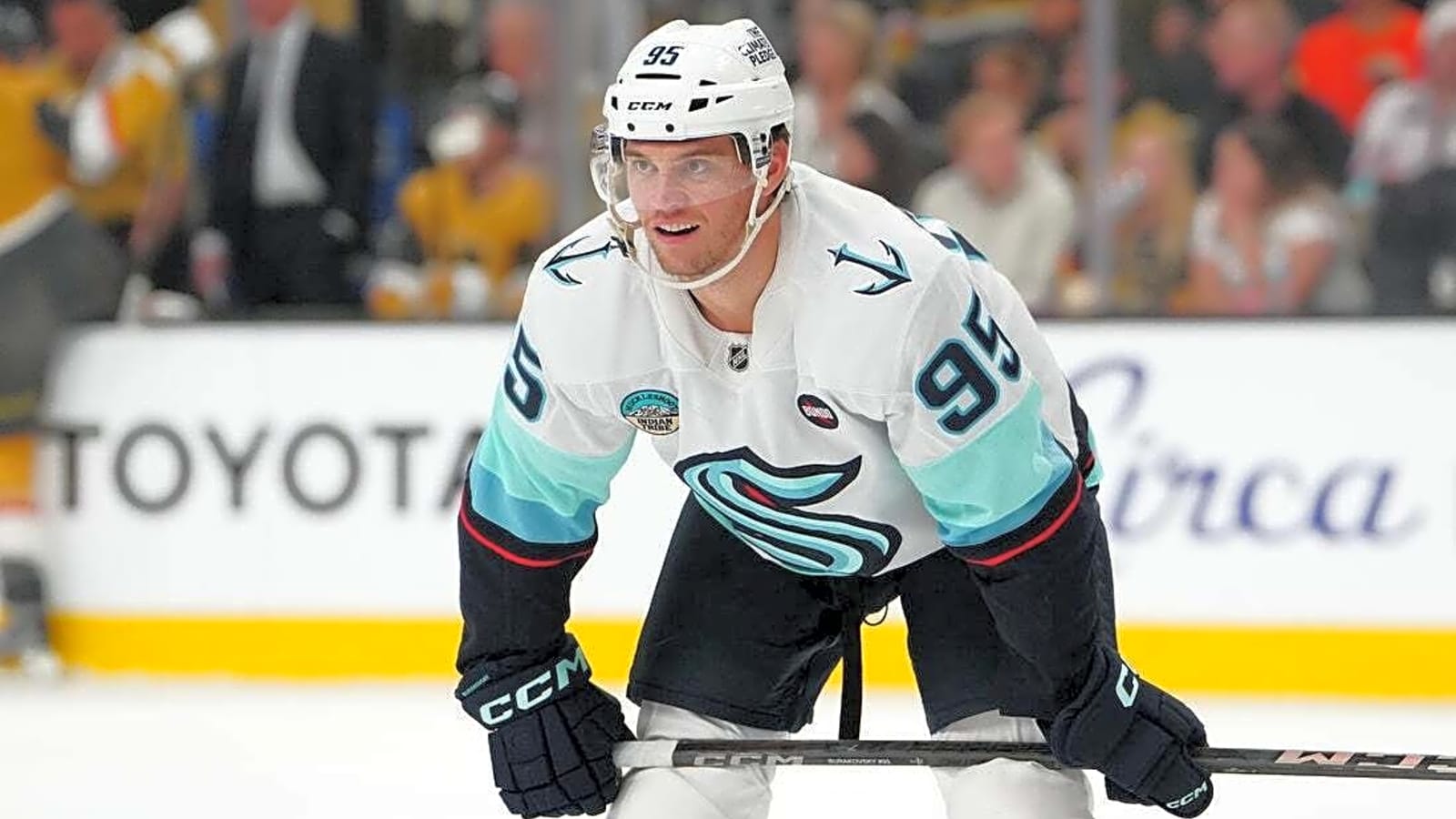 Blackhawks acquire F Andre Burakovsky from Kraken