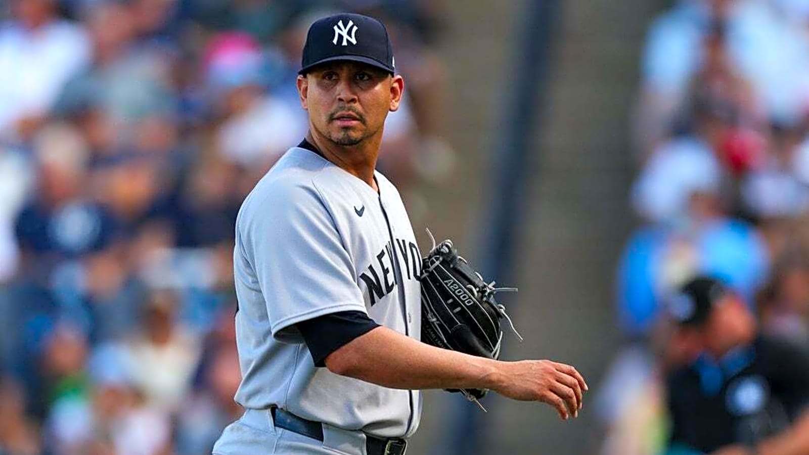 Yankees add RHP Yerry de los Santos, DFA RHP Carlos Carrasco