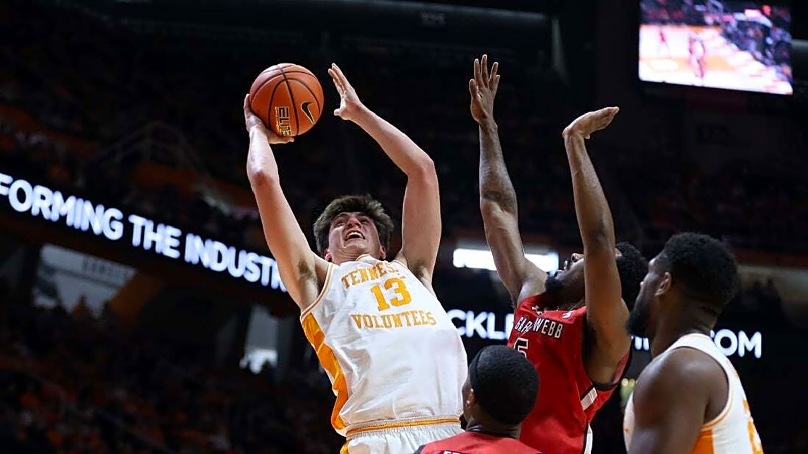 No. 20 Tennessee dominates inside, crushes Gardner-Webb