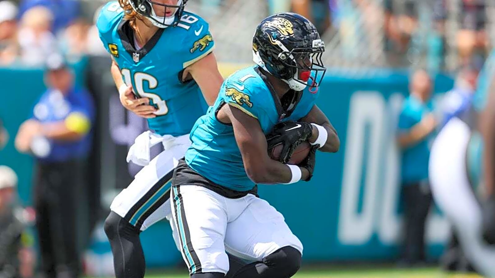 Travis Etienne’s late TD lifts Jaguars past Texans, snaps home skid