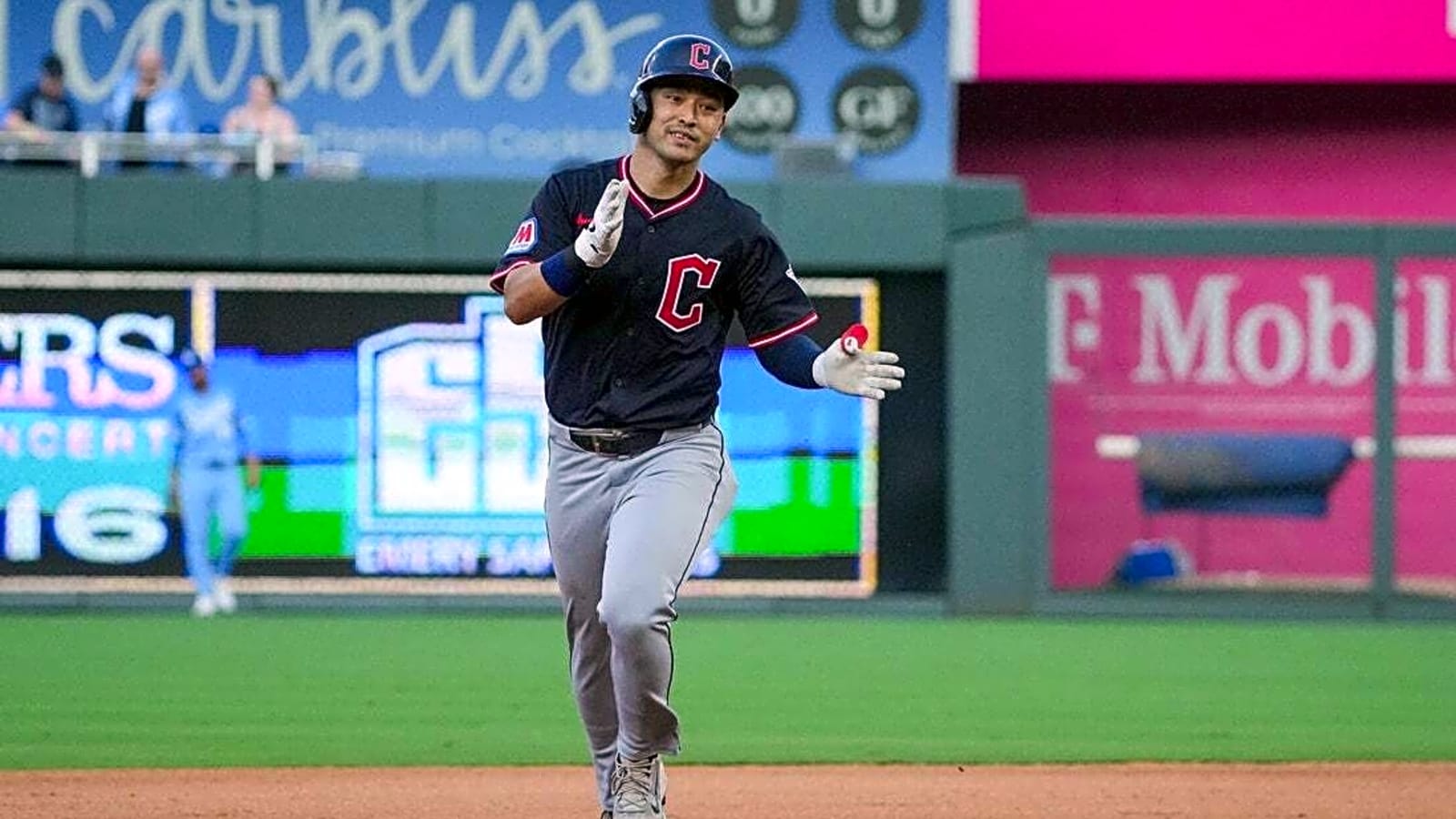Steven Kwan, Guardians beat Royals to split doubleheader