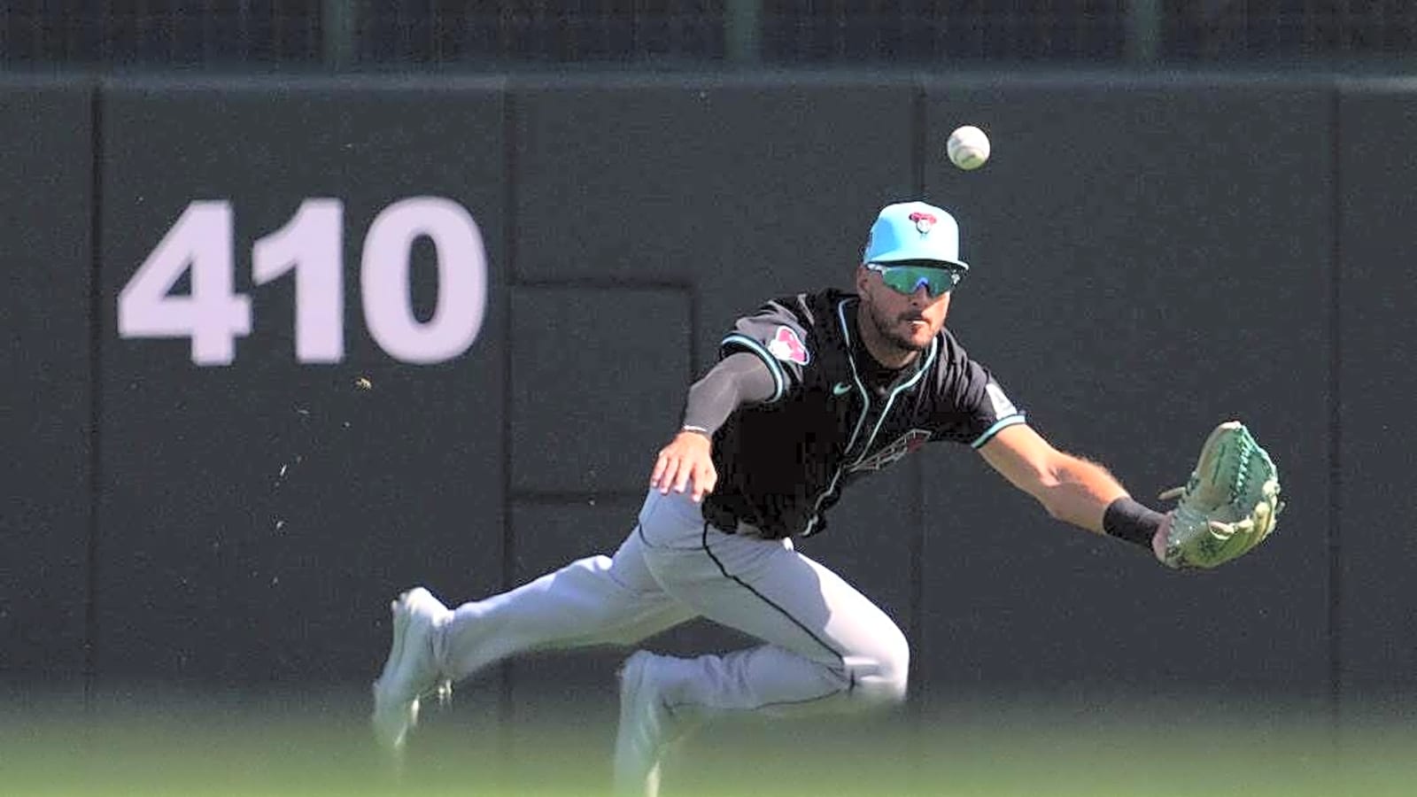 D-backs sign OF Albert Almora to minor league deal