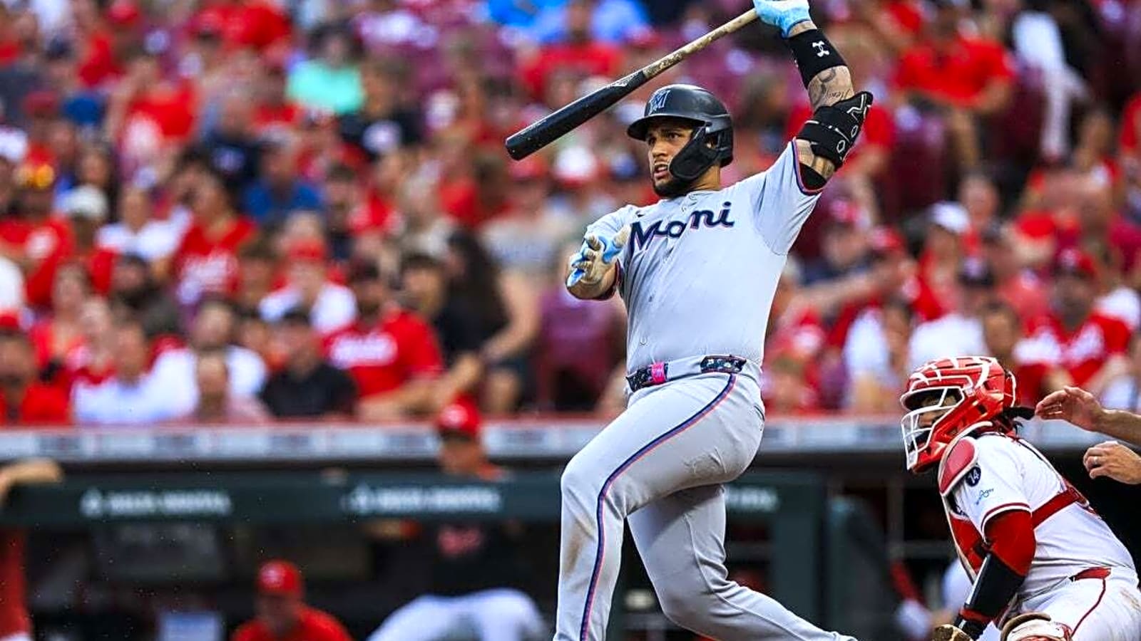 Marlins stomp Reds to win 11th straight on the road