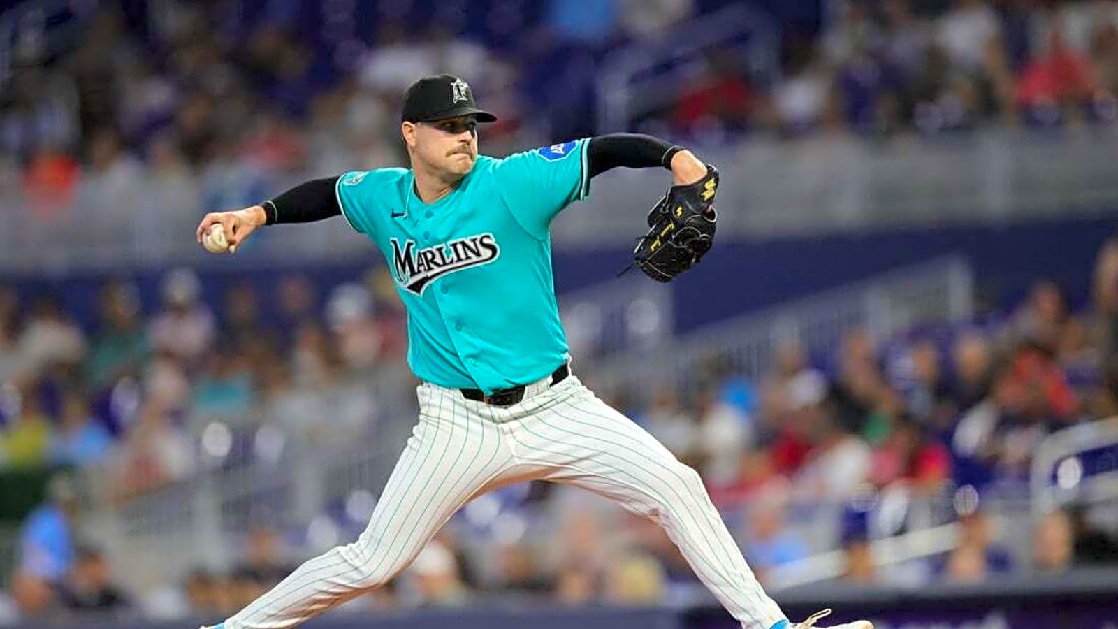 Marlins fend off Braves in season finale