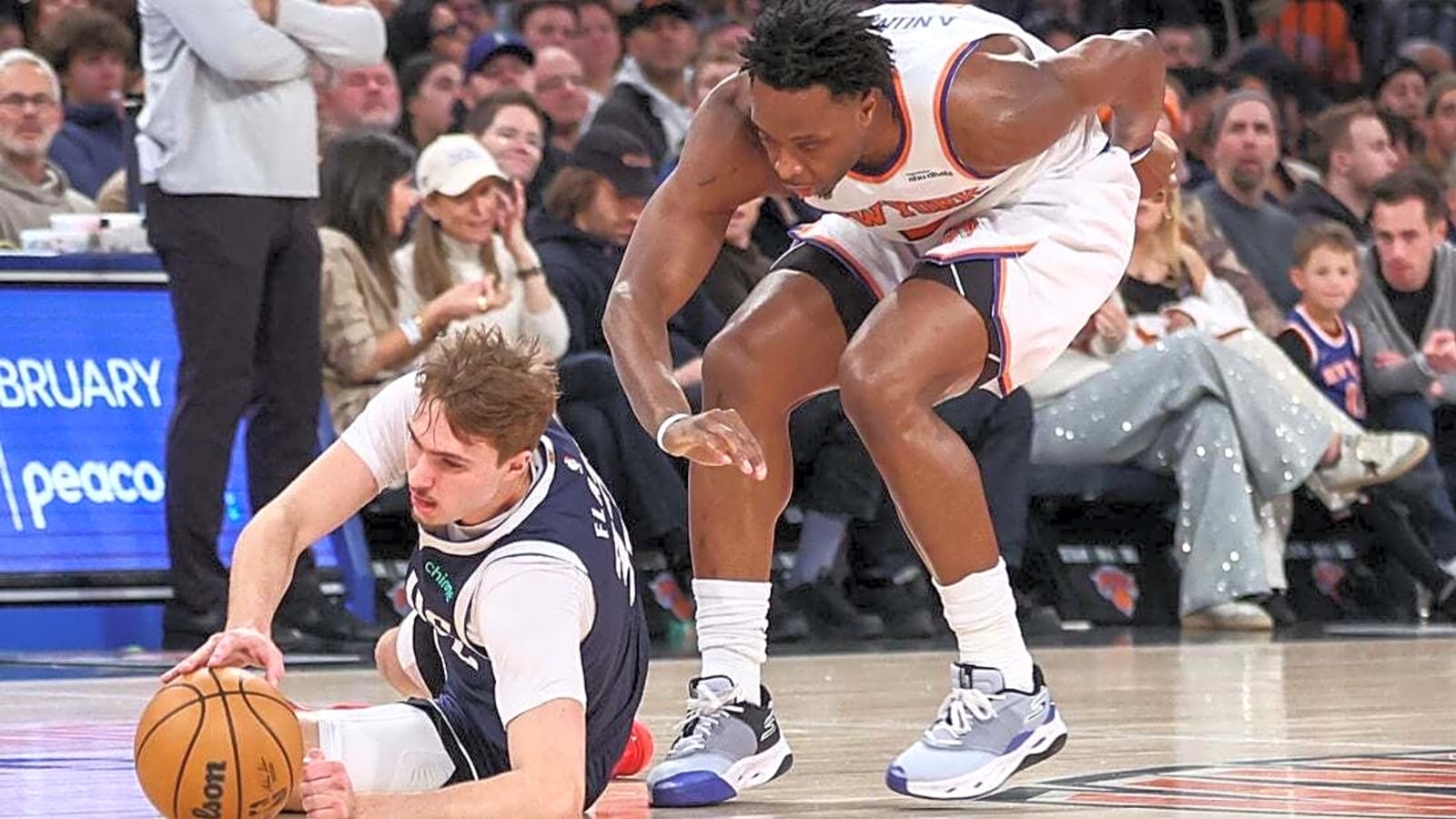 Mavericks use big second quarter to trounce reeling Knicks