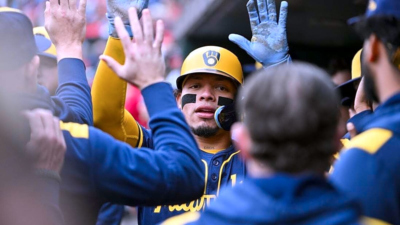 Brewers jump ahead early, salvage finale vs. Cards