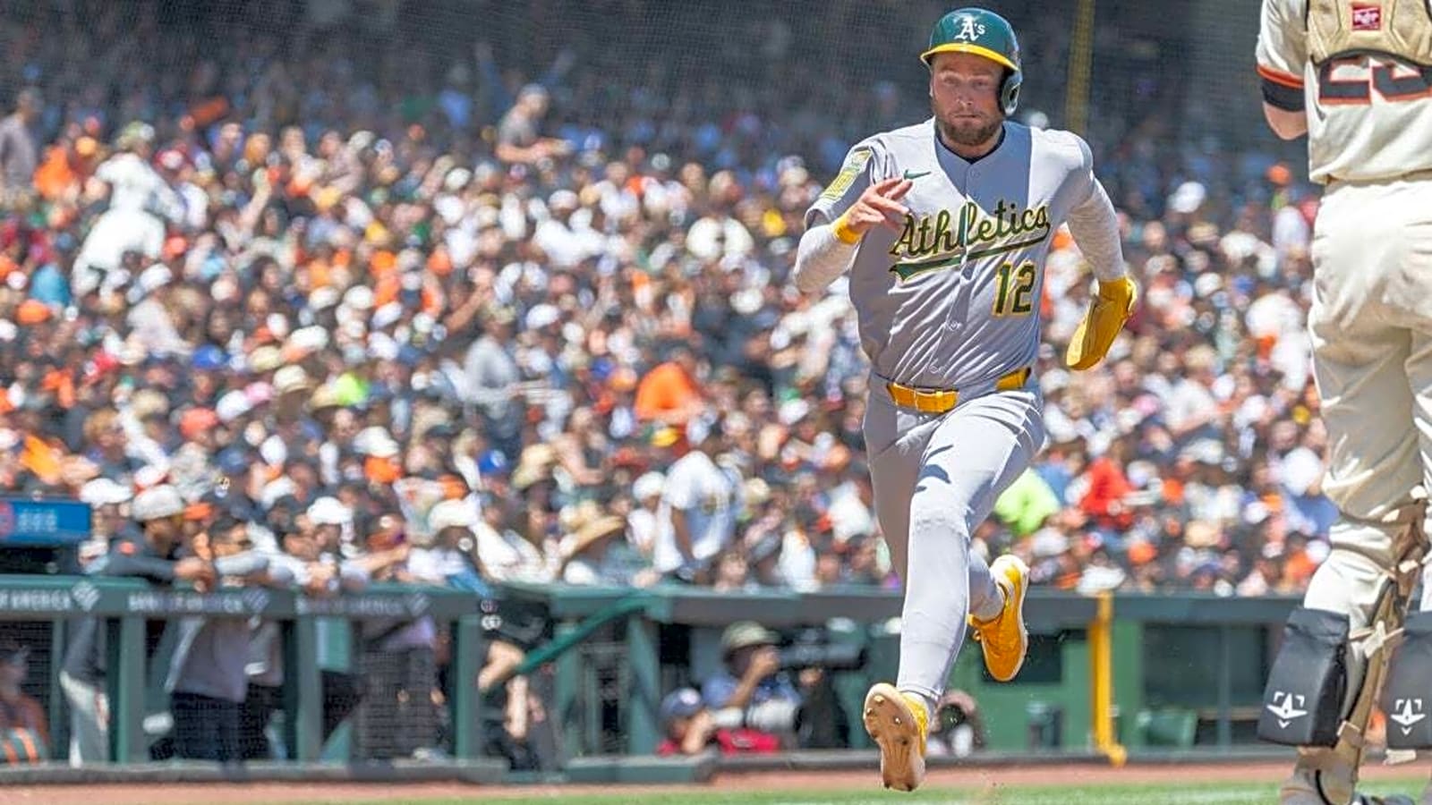 Giants rally to edge Athletics, 3-2