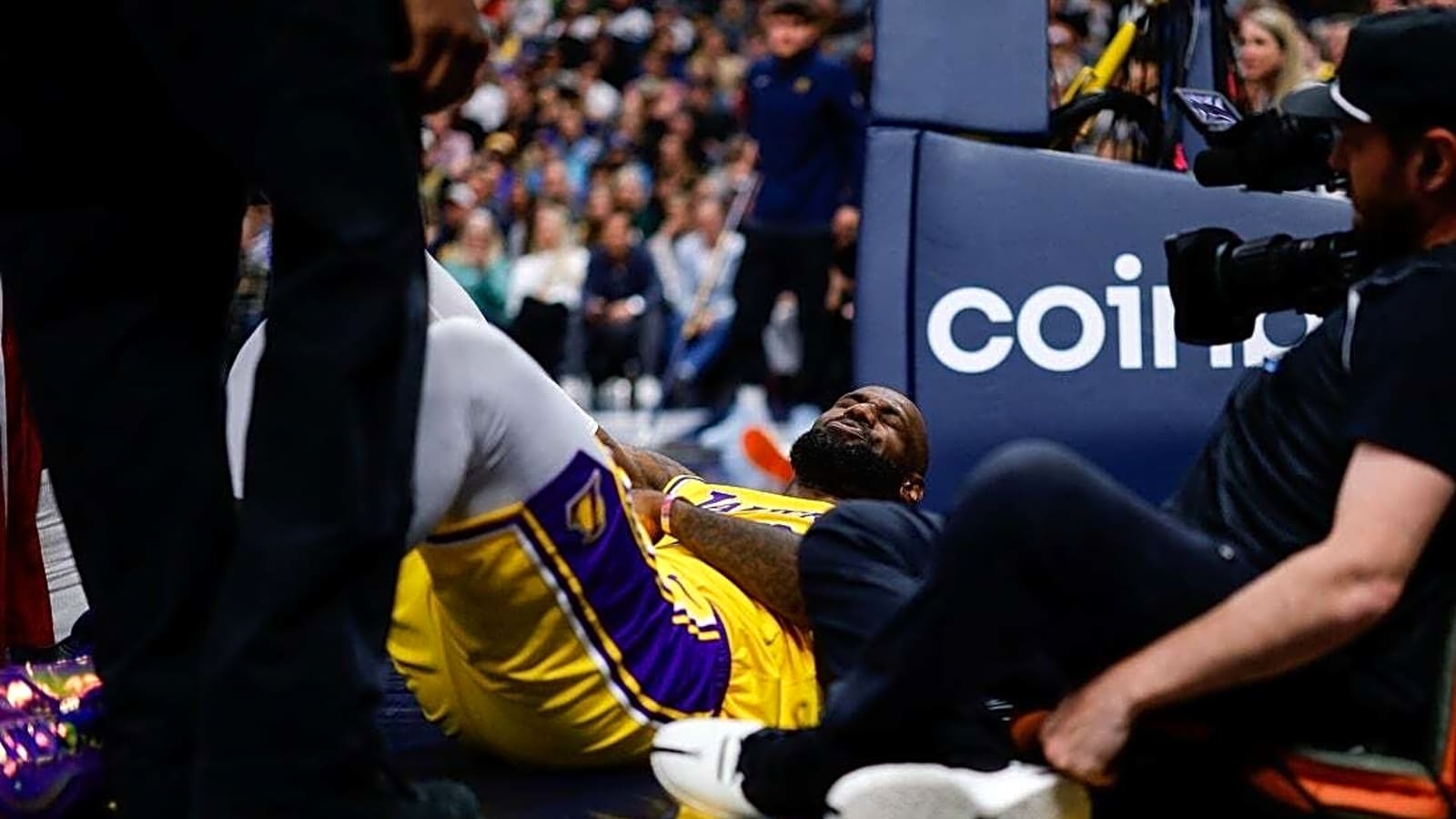 Lakers' LeBron James hurts elbow in loss to Nuggets