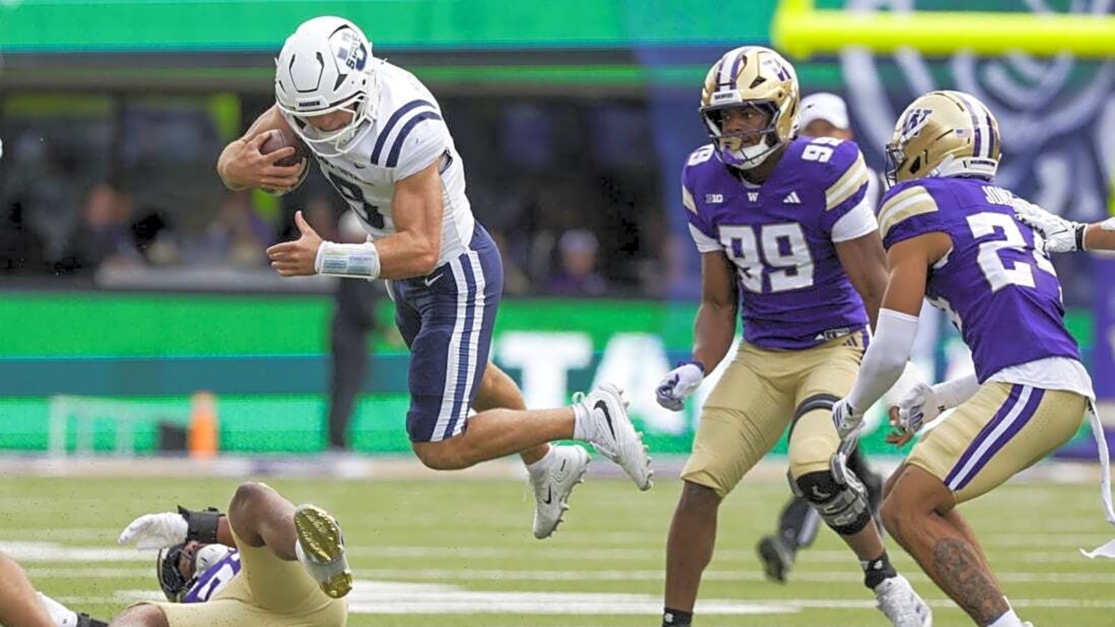No. 19 Washington holds off Utah State
