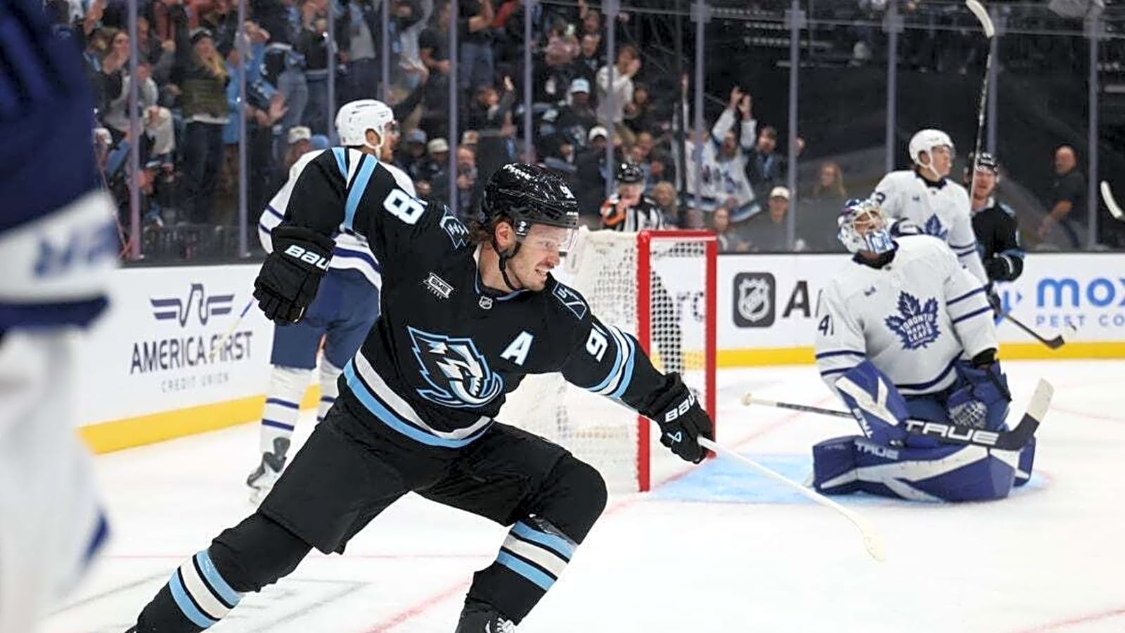 Mammoth hold off Maple Leafs' third-period rally