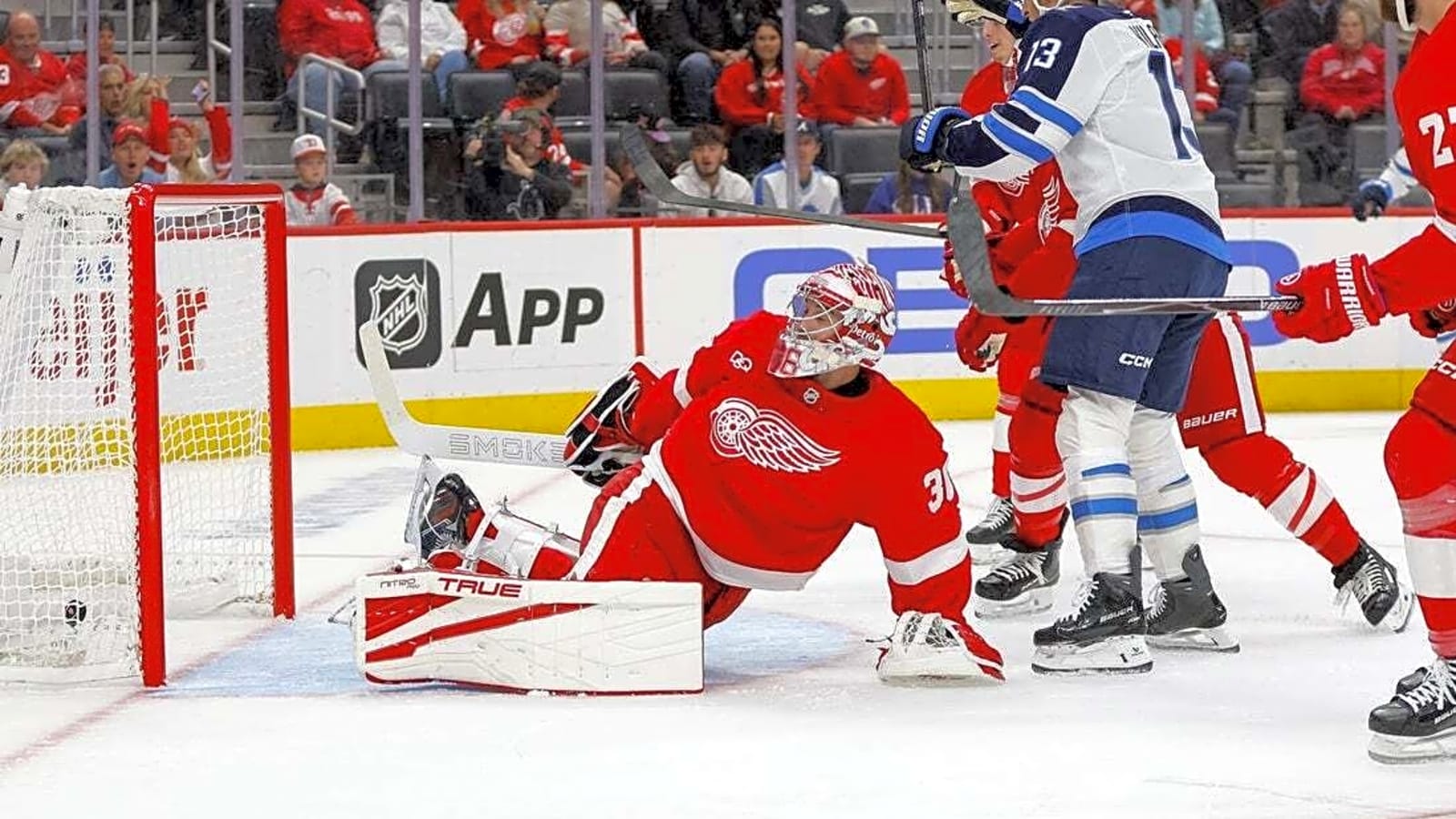 Jets capitalize on power plays, take down Red Wings