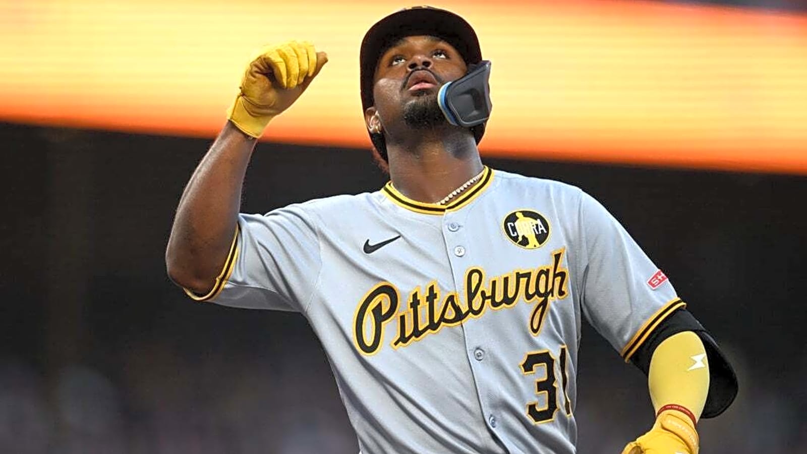 Surging Pirates two-hit Giants in 3-1 win