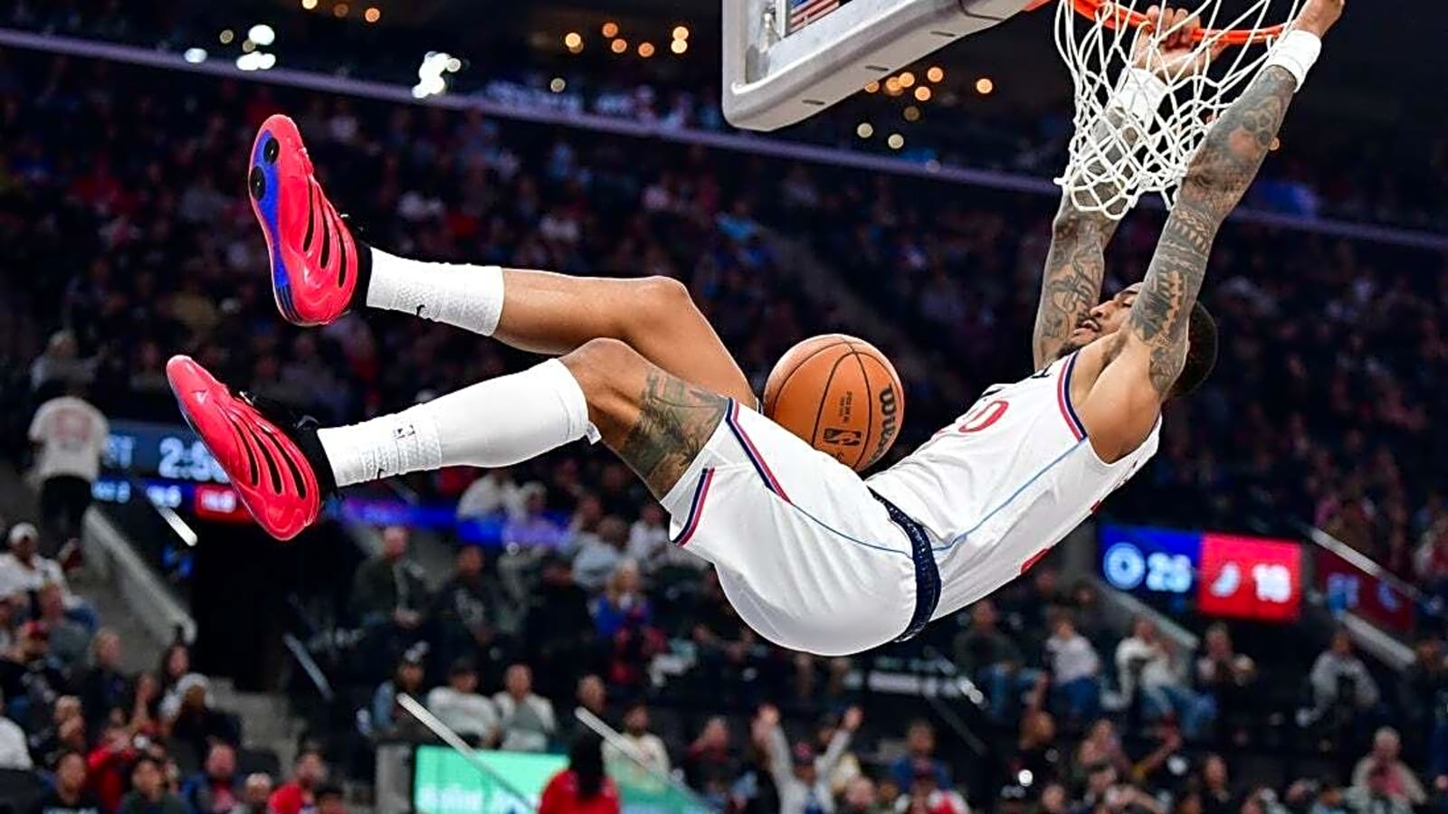 Kawhi Leonard powers for 30 as Clippers defeat Trail Blazers