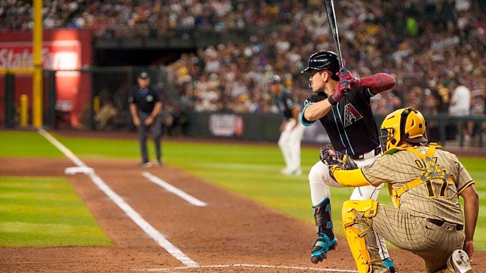 Diamondbacks stage huge rally to beat Padres in 9th