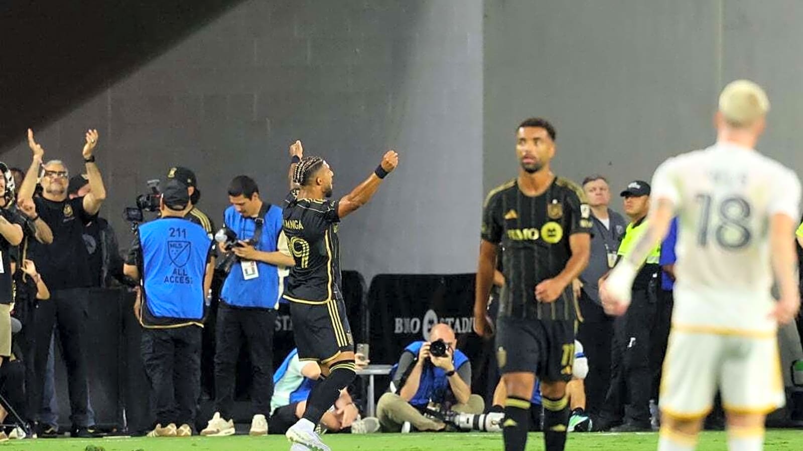 LA Galaxy scores late vs. shorthanded LAFC to force 3-3 draw