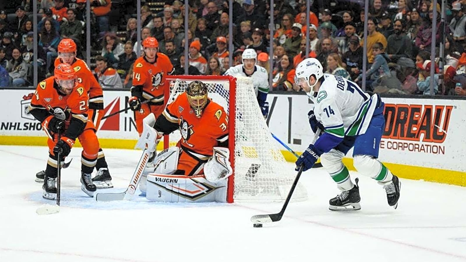 Canucks edge Ducks to halt 3-game skid