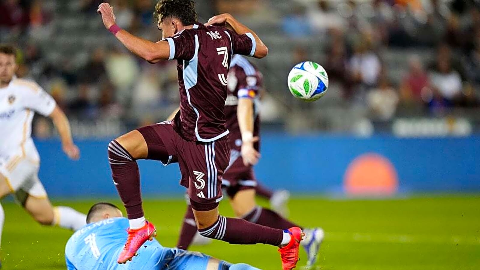 Rapids roll to 2-0 victory over MLS-worst Galaxy