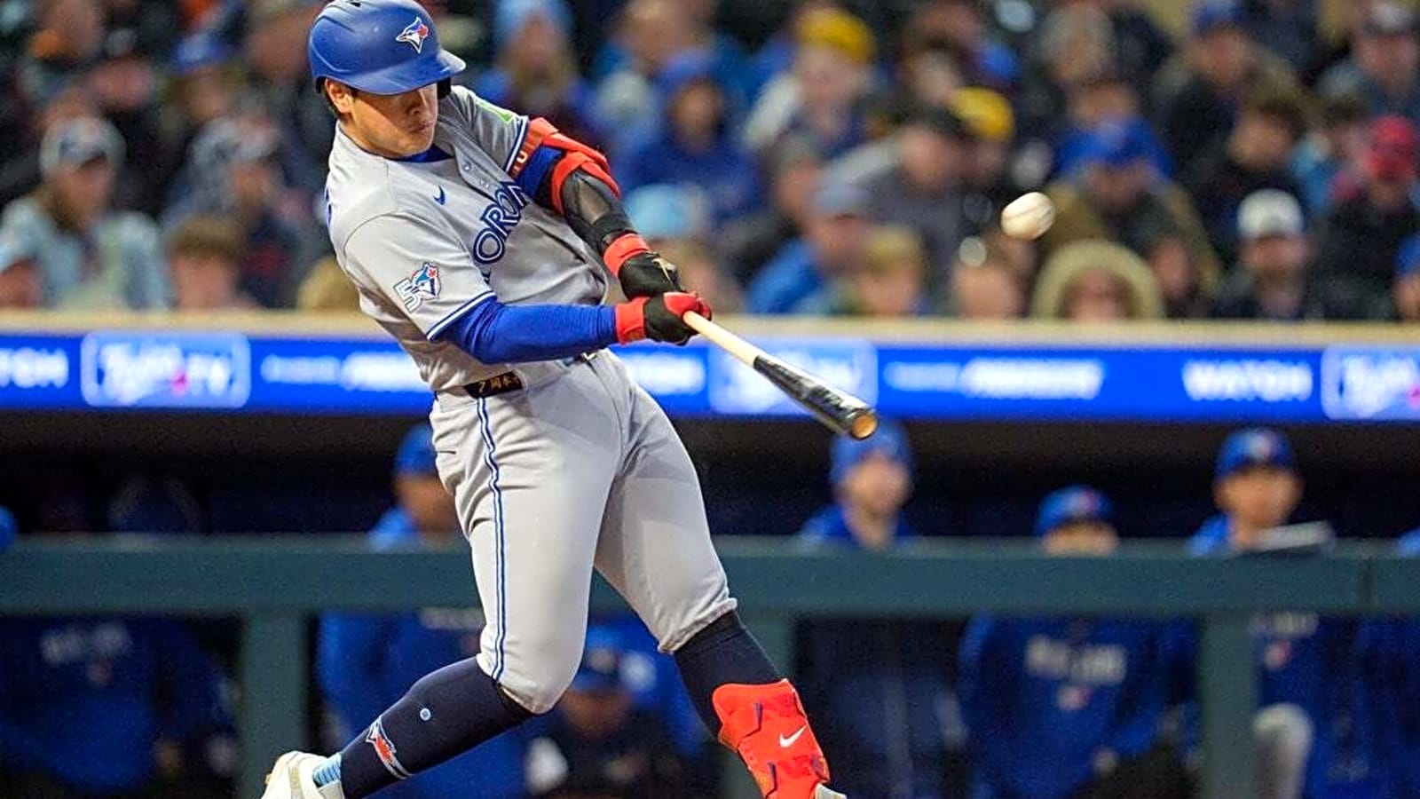 Blue Jays post 8-run inning, rally over Twins