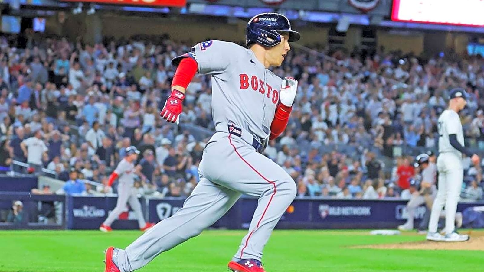 Red Sox rally off Yankees&#39; bullpen, capture Game 1