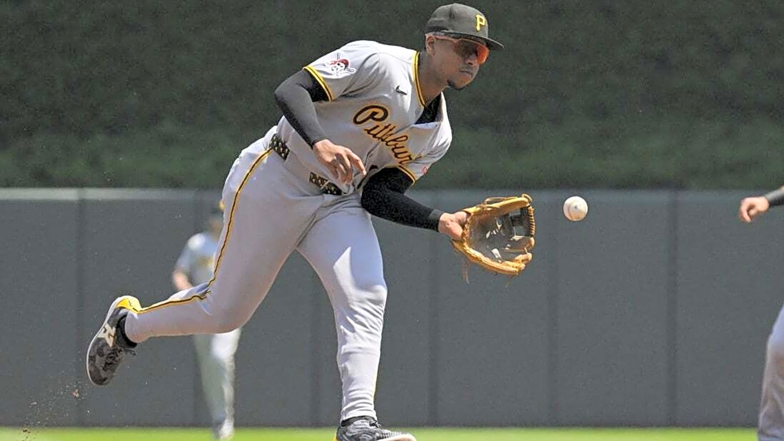 Pirates break eight-game slide to edge Twins