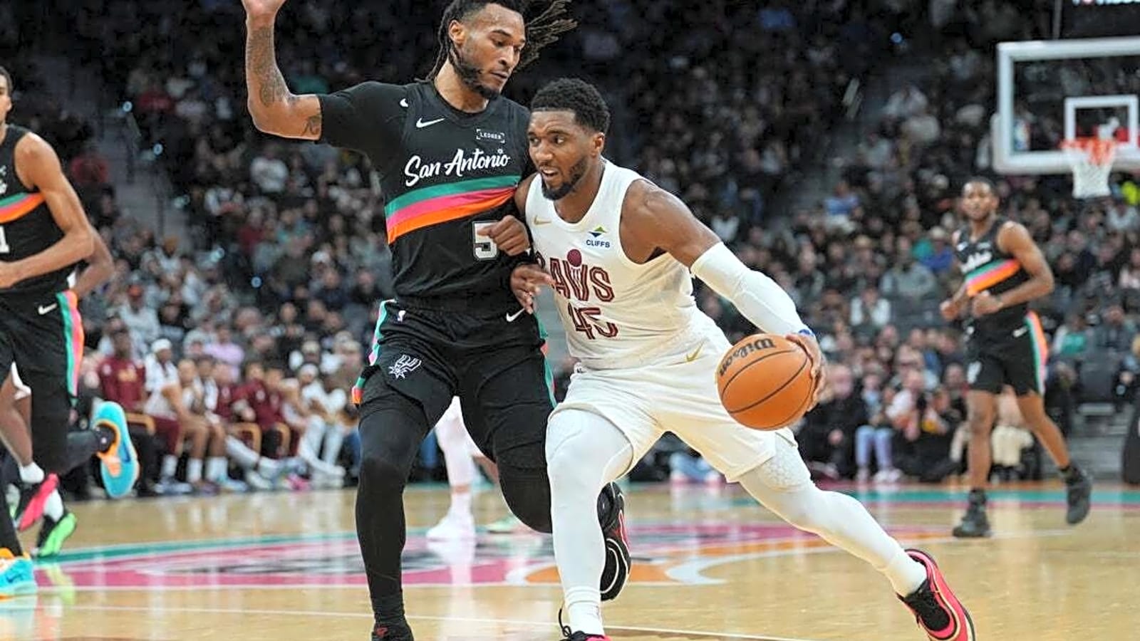 Cavaliers shoot past Spurs thanks to 4th-quarter outburst