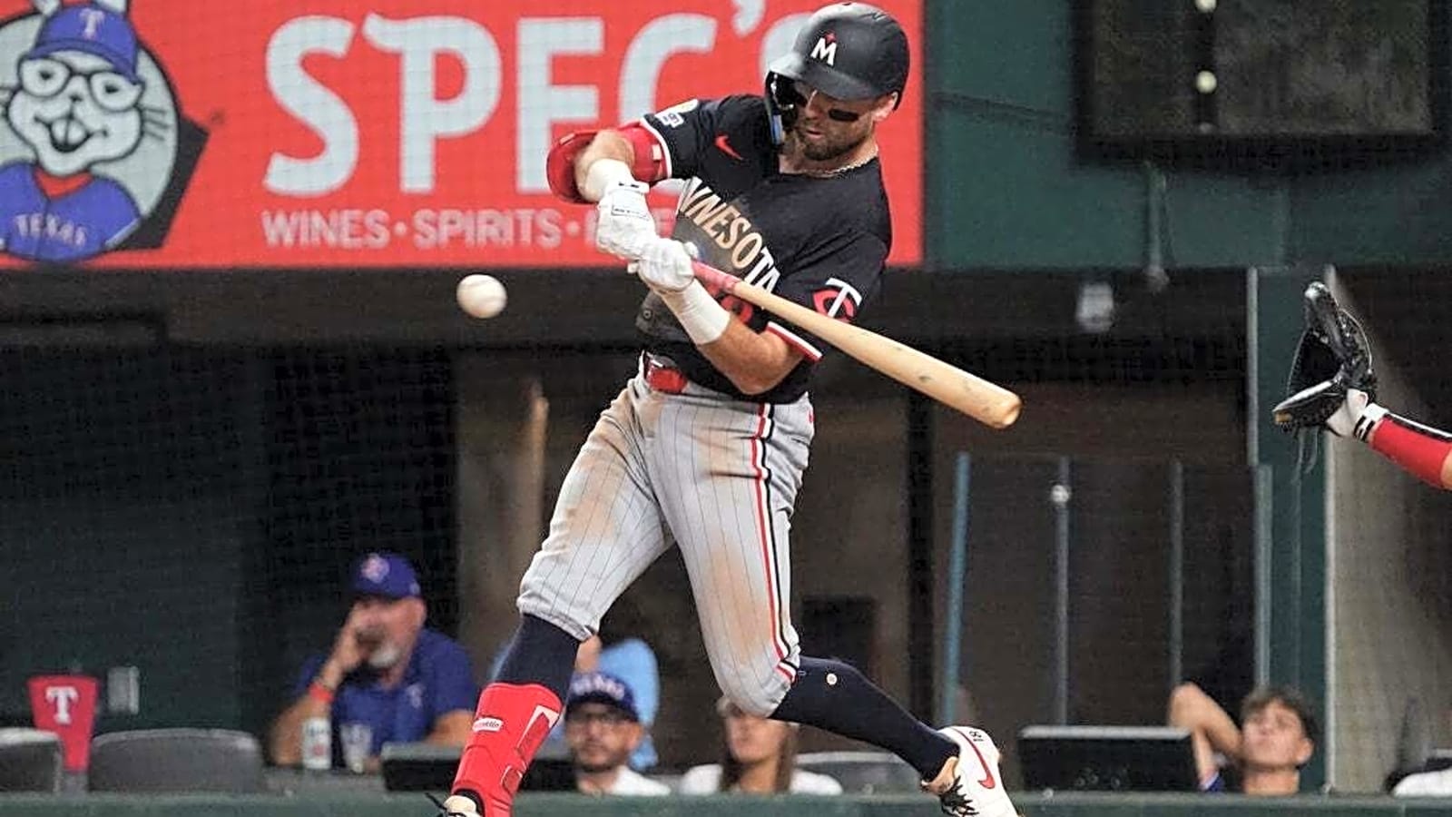 Twins eliminate Rangers from playoff picture with 4-1 win