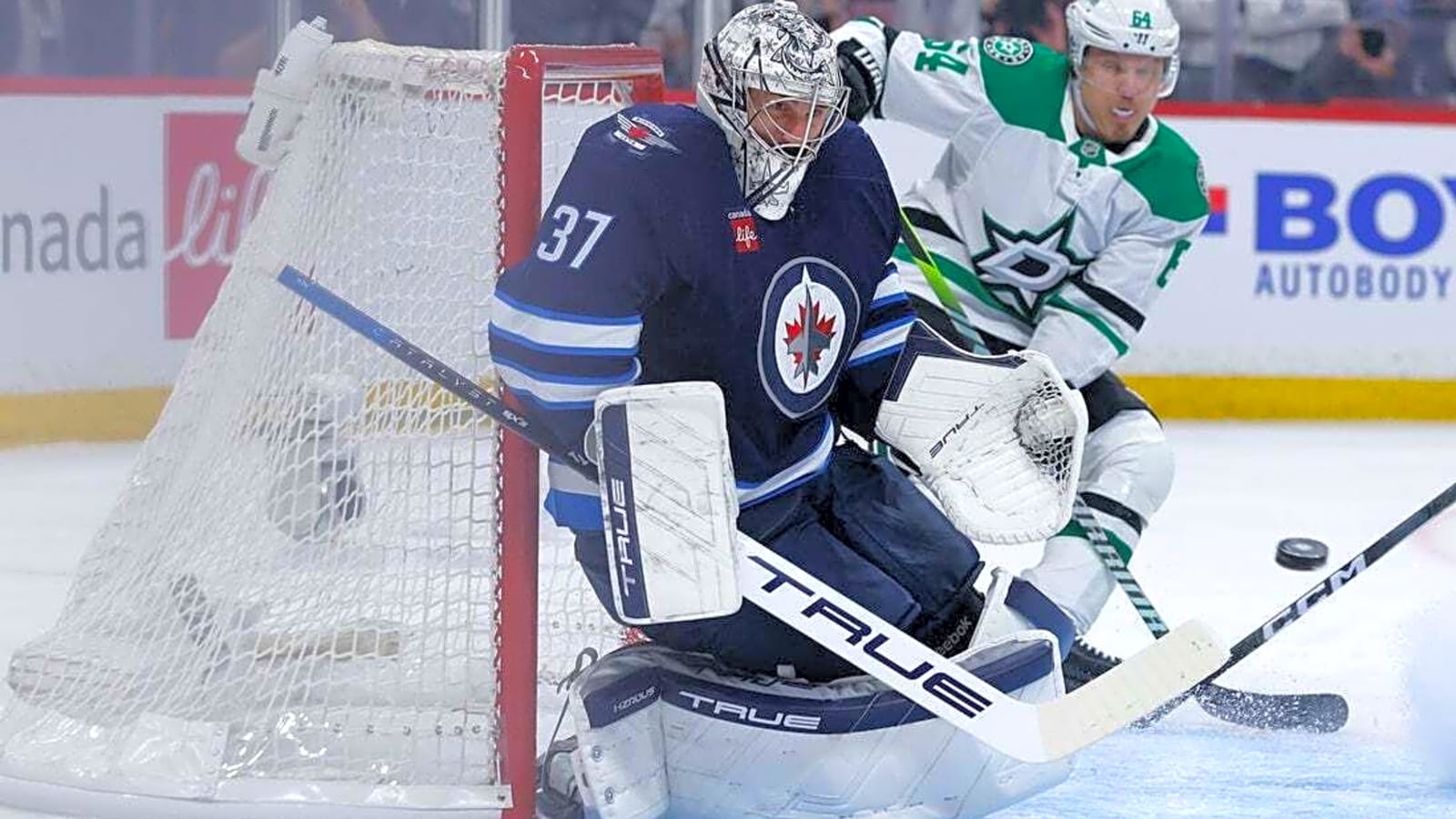 Visiting Jets looking to extend series against Stars