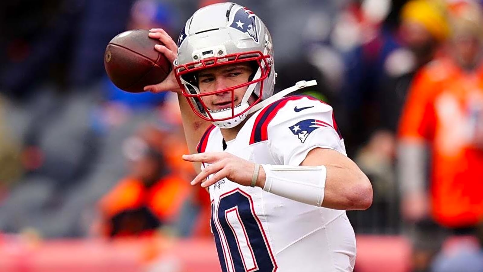 Patriots QB Drake Maye 'feels good,' downplays shoulder issue
