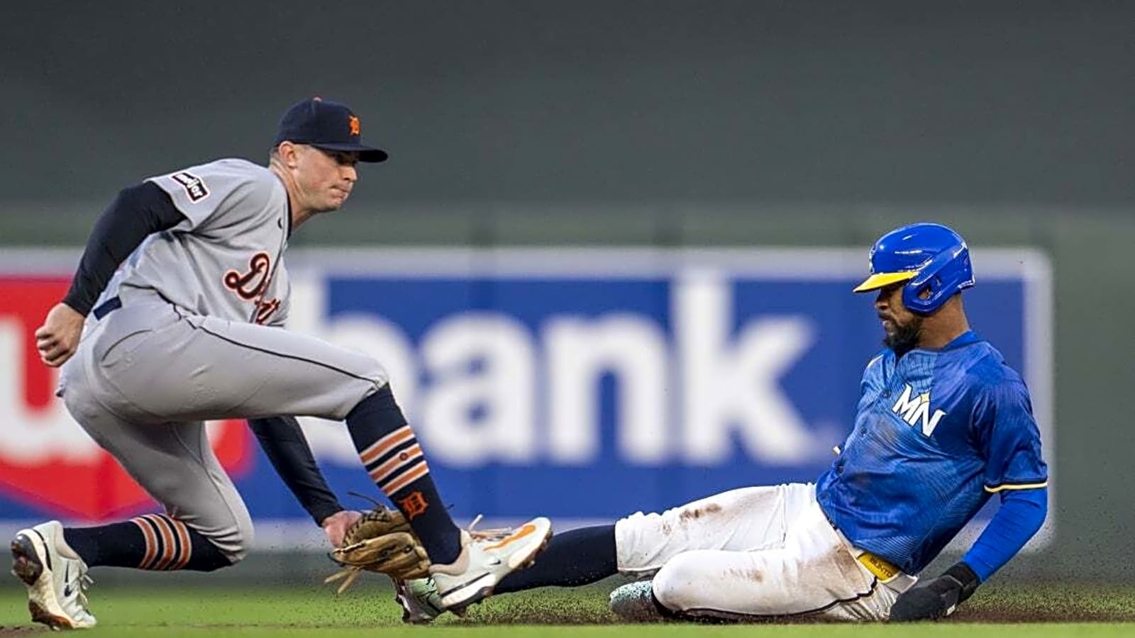 Four-run inning helps Tigers down Twins