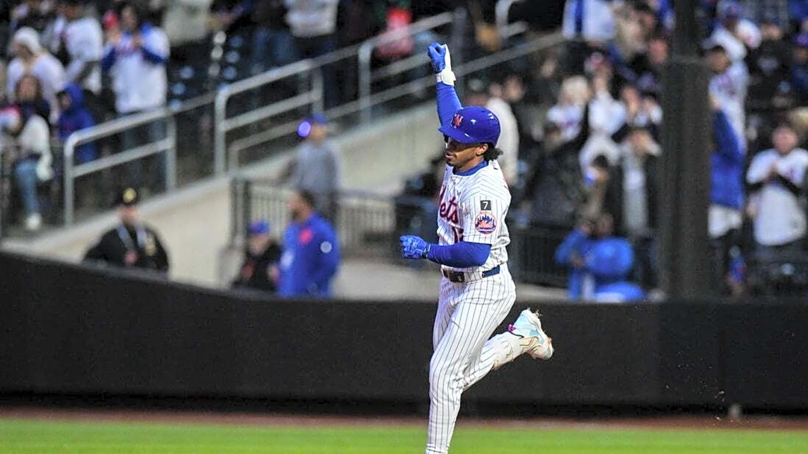 Francisco Lindor&#39;s two homers power Mets past Phillies