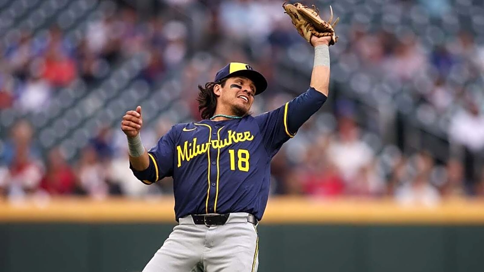 Isaac Collins&#39; 3-run homer eases Brewers past Braves