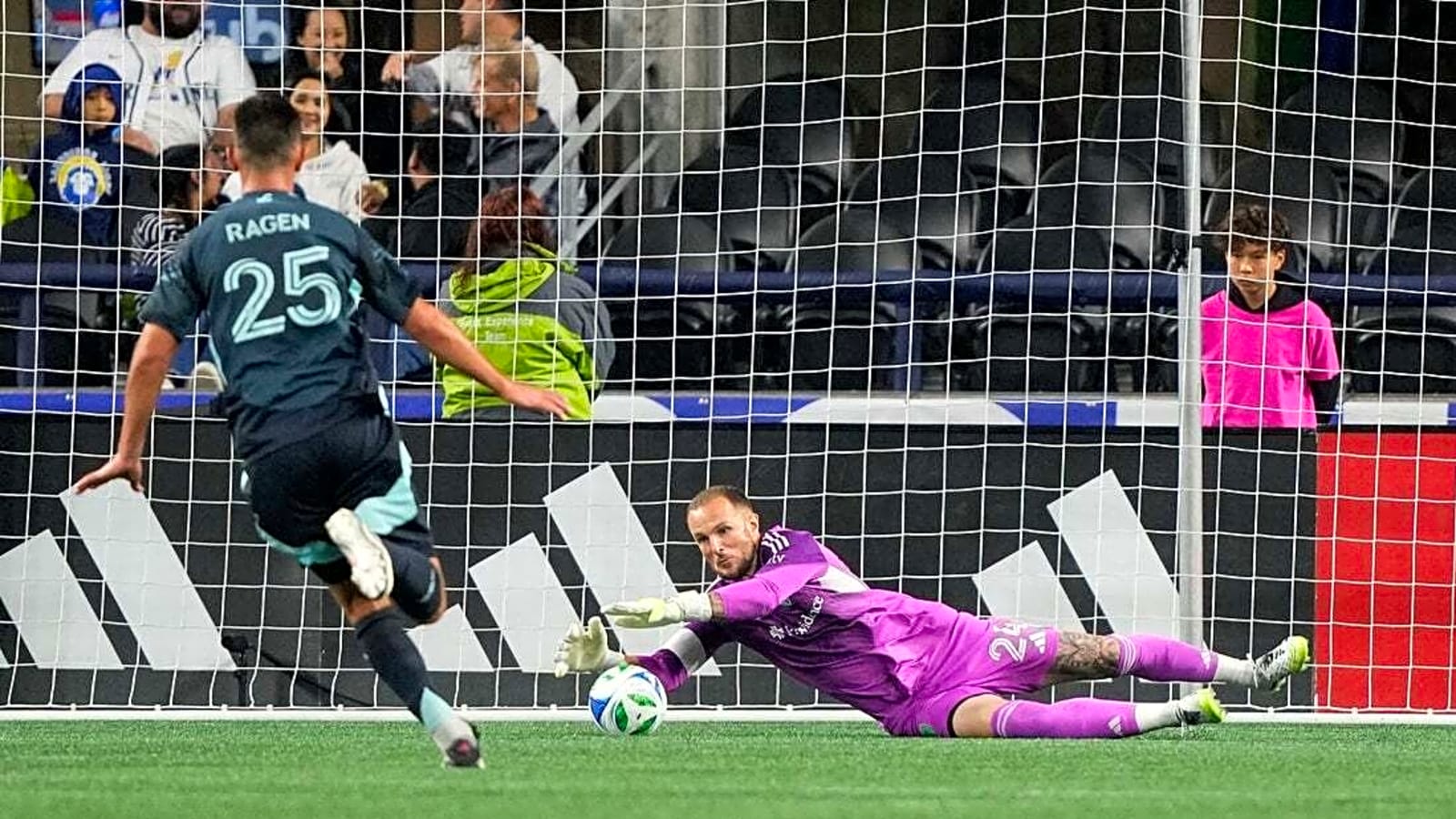 Sounders hold off late Timbers rush to notch 8th shutout of season