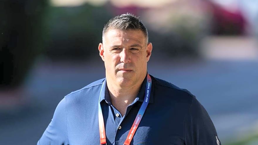 Photos from '20 show Mike Vrabel, Diana Russini kissing