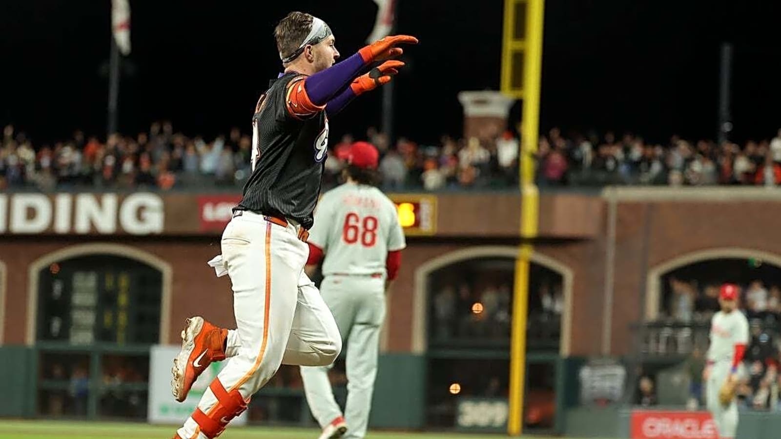 Giants walk off Phillies on Patrick Bailey&#39;s 3-run, inside-the-park homer