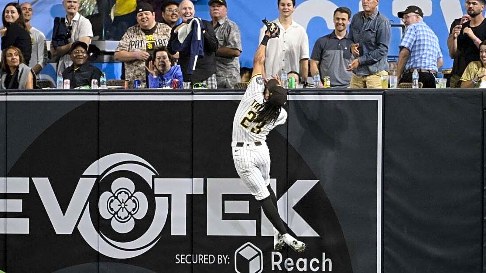 Tyler Stephenson&#39;s 9th-inning homer powers Reds past Padres