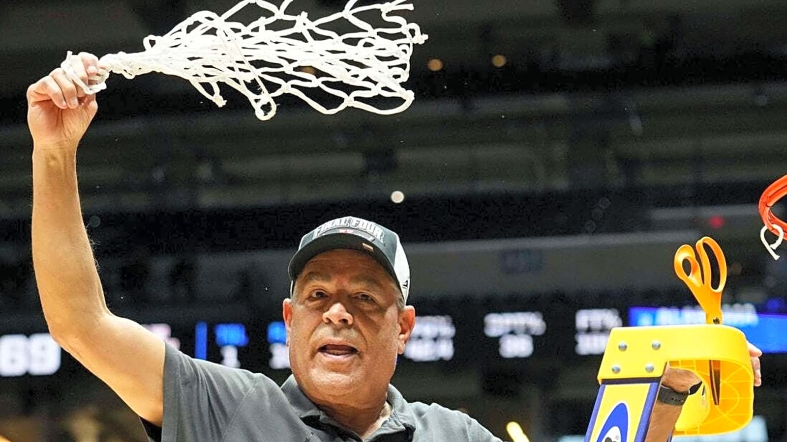 Houston gives Kelvin Sampson new 4-year contract