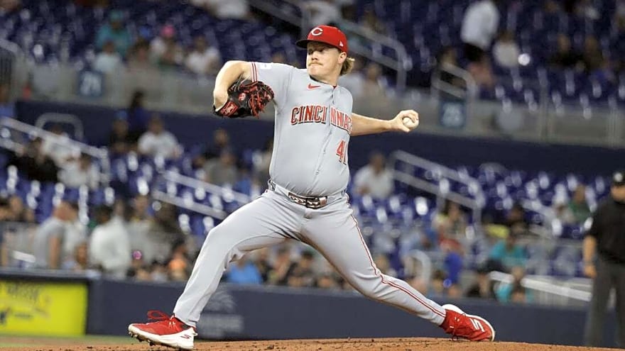 Reds avoid near-blanking, force extras to stun Marlins
