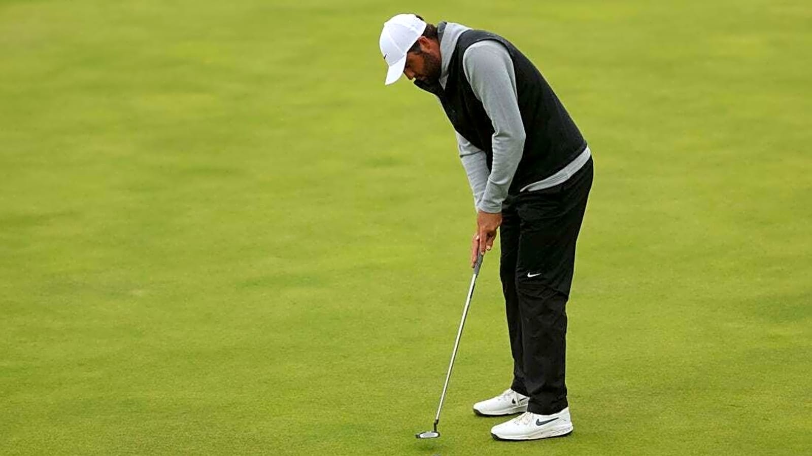 Scottie Scheffler inches closer to victory at The Open on Saturday